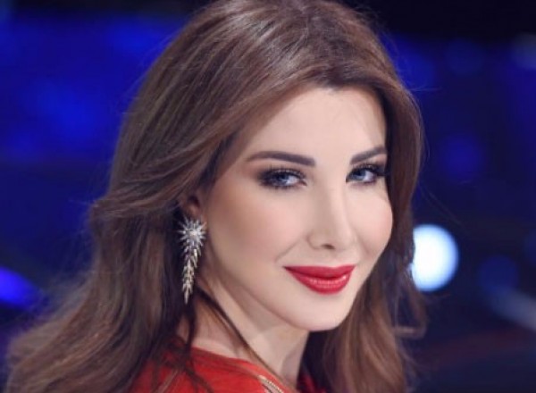 انتقاد واسع لملابس نانسي عجرم ..  وناشطون "متل كيس الجمعيّة"