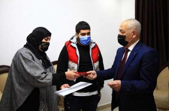"فتى الزرقاء " و والدته يشكران الملك عبر "سرايا" و يكشفان سرّ "كمامة صالح" و تفاصيل علاجه
