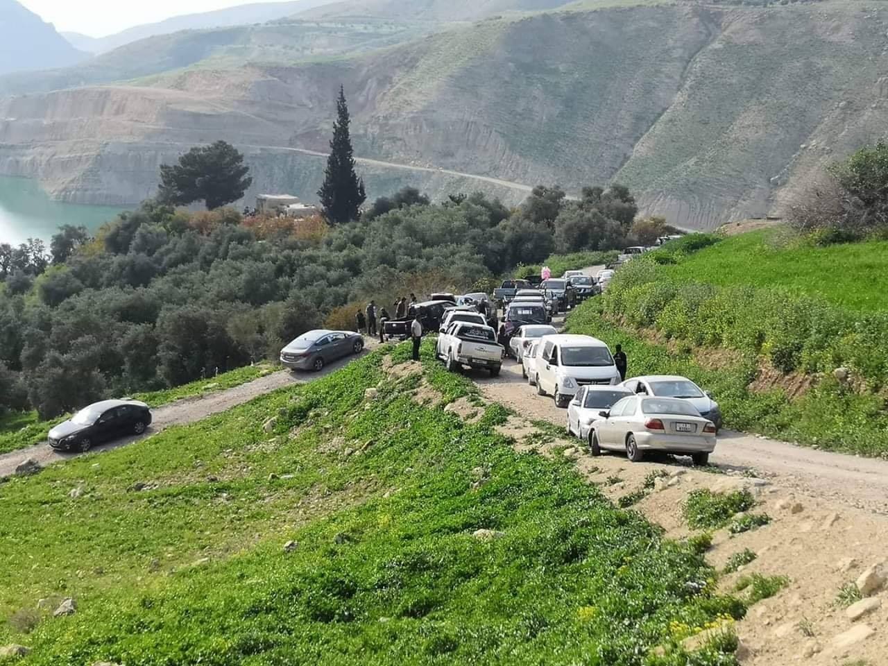 انزلاق مركبات في منطقة سد كفرنجة:ومواطنون لسرايا :كادت ان تقع كارثة لعدم تعبيد الطرق وعدم وجود اشارات تحذيرية 