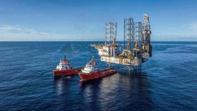 النفط يستهل الأسبوع بخسارة 3% ..  والذهب يتراجع
