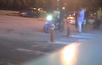 بالفيديو ..  شاهد لحظة سرقة آيباد طالب كويتي من بين يديه في ماليزيا