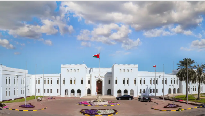 سلطنة عُمان تستدعي سفير إيران وتسلمه مذكرة احتجاج