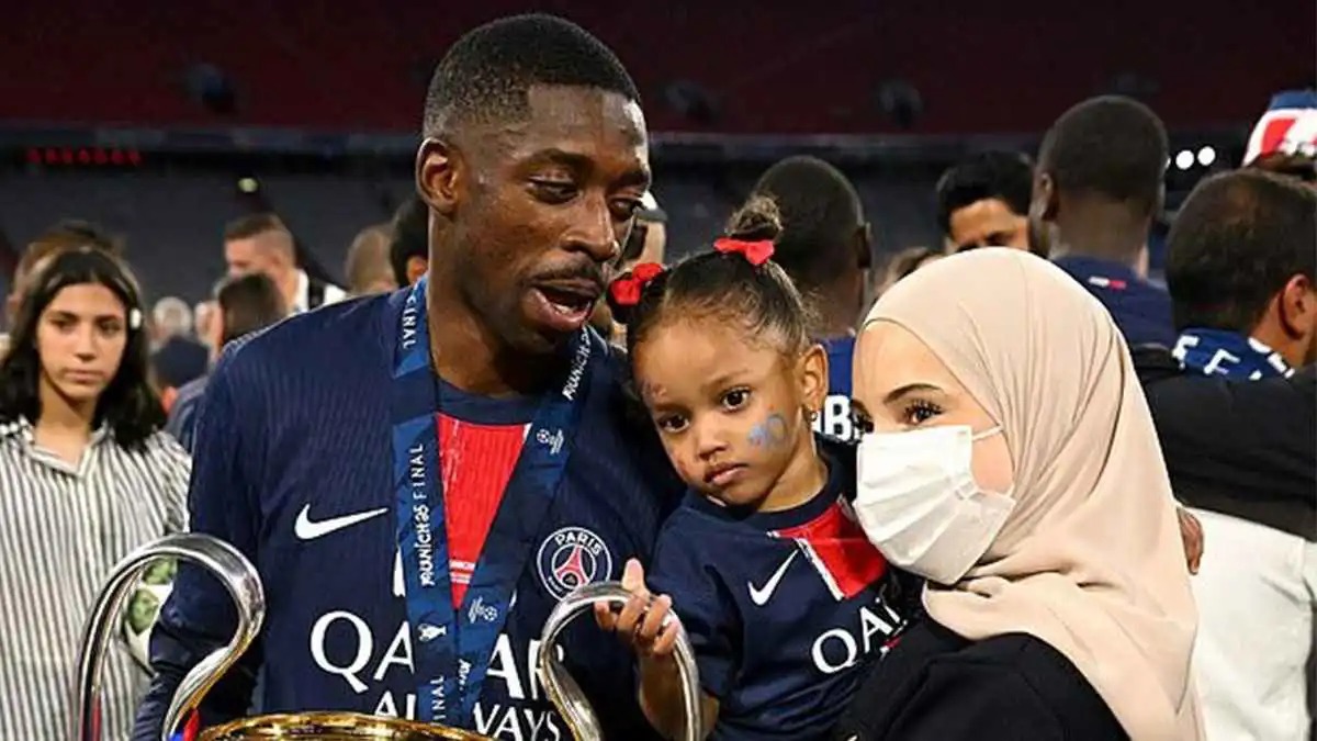 أخفت وجهها تماما ..  الظهور الوحيد لزوجة عثمان ديمبلي في نهائي دوري الأبطال (صورة) 