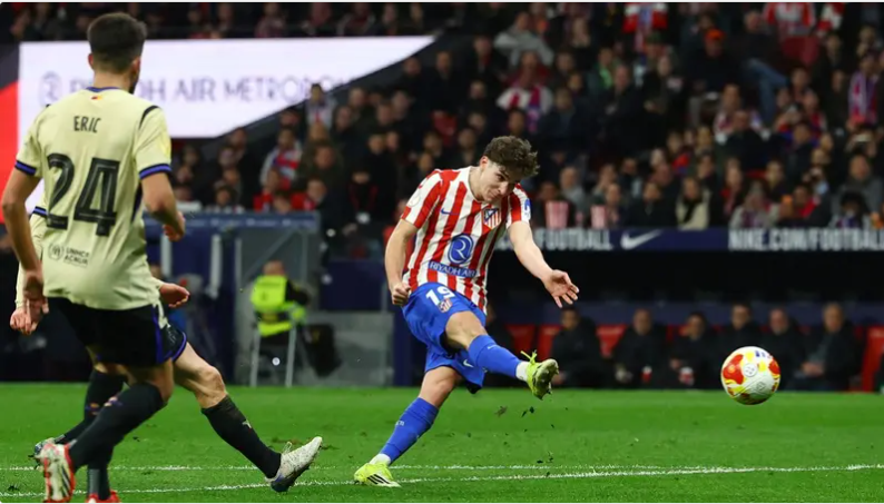لاعبو أتلتيكو مدريد يطلبون من ألفاريز الاعتذار للجماهير