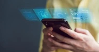 خبراء: جيل زد أقل ذكاءً من بقية الأجيال بسبب التعلم عبر الشاشات