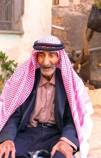 بعمر الـ99 ..  العم "أبو قاسم" يروي حكاية عمر من الحب والوفاء لزوجته: "أنا لهسا بحبها وبعمري ما زعلتها" - فيديو