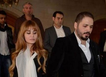 رامي عياش يتلقى عزاء والدته ويضيء شمعة على قبرها ..  صور