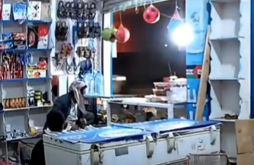 "رباطة جأش نادرة" ..  كاميرات المراقبة توثق لحظات مؤثرة لمواطن يمني أثناء الغارات الأمريكية - فيديو 