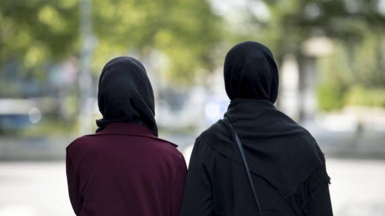 تهديد بالقتل لمدير مدرسة بالسويد رفض تطبيق حظر الحجاب