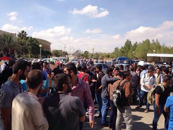 بالصور  .. اعتصام حاشد لطلبة الجامعة الهاشمية بعد عجز إدارة جامعتهم عن حل مشكلة المواصلات