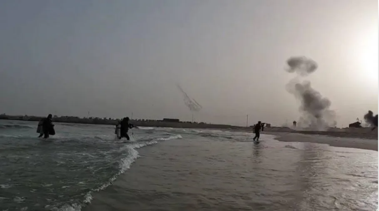 مشاهد توثق اللحظات الأولى لوصول مقاومين القسام إلى شاطئ مستوطنة زيكيم (فيديو)