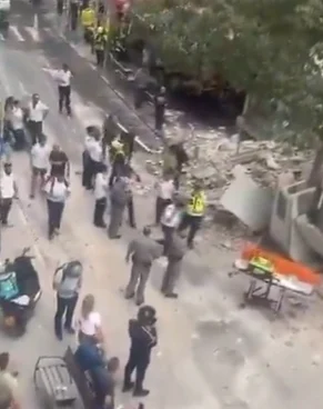 انهيار مبنى في تل أبيب ..  فرق الإنقاذ تنتشل 3 اشخاص وتواصل البحث عن محاصرين  ..  فيديو 