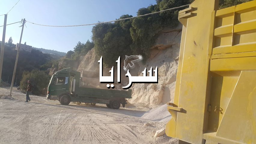 بالصور  ..  مواطنون يشكون من وجود رمال على جانب الطريق ببلدة ساكب تعيق حركة السير  ..  "تفاصيل"