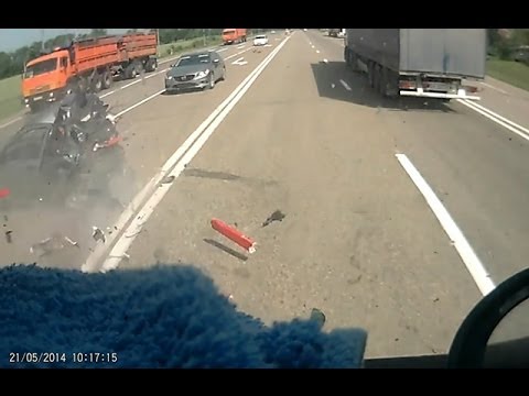 بالفيديو: حادث مروع لسيارة صغيرة وقعت فريسة بين شاحنتين