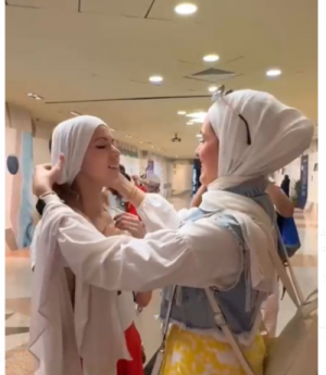 بالفيديو : أردنية تقوم بتجربة الحجاب مع مشجعات كأس العالم من مختلف الدول الغربية