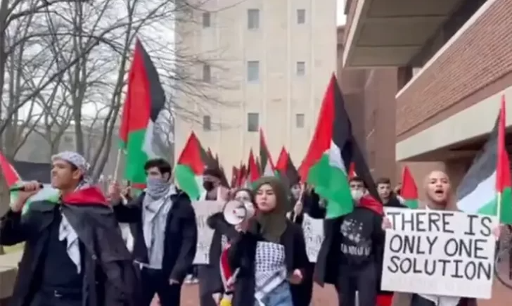 طلبة جامعة ميشيغان يصرخون في وجه نائبة الرئيس الأمريكي:"فلسطين حرة من النهر إلى البحر ..  انتفاضة انتفاضة" - فيديو 