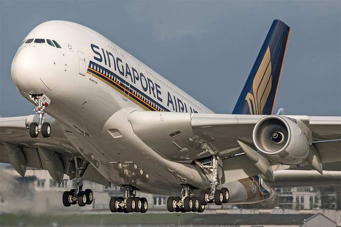 طيران سنغافورة: وفاة شخص وإصابات إثر تعرض رحلة بين لندن وسنغافورة لمطبات هوائية شديدة