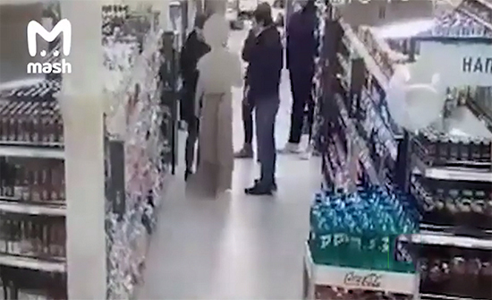 بالفيديو: شباب يسرقون مجسم البطل حبيب بذريعة التصوير في موسكو