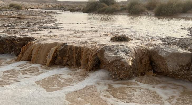 بالفيديو ..  تشكل السيول في محافظتي الطفيلة ومعان نتيجة الأمطار الغزيرة 