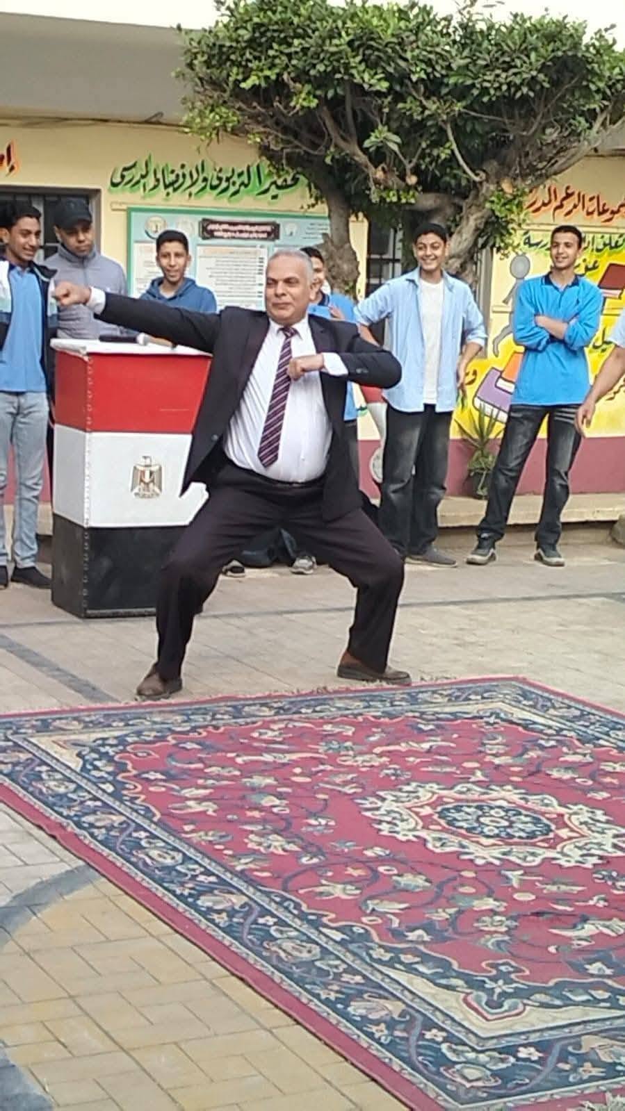 مدير مدرسة في مصر يستعرض مهاراته في الفنون القتالية أمام الطلاب خلال الطابور الصباحي  - فيديو