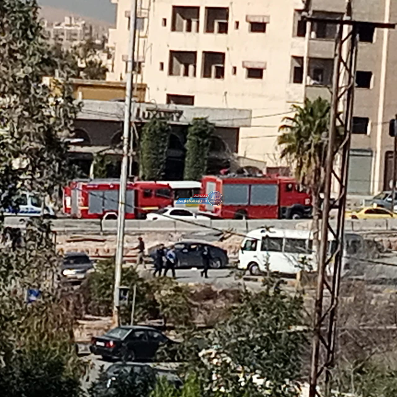 بالصور  ..  اربعيني يقدم على حرق نفسه أمام مديرية شرطة الزرقاء