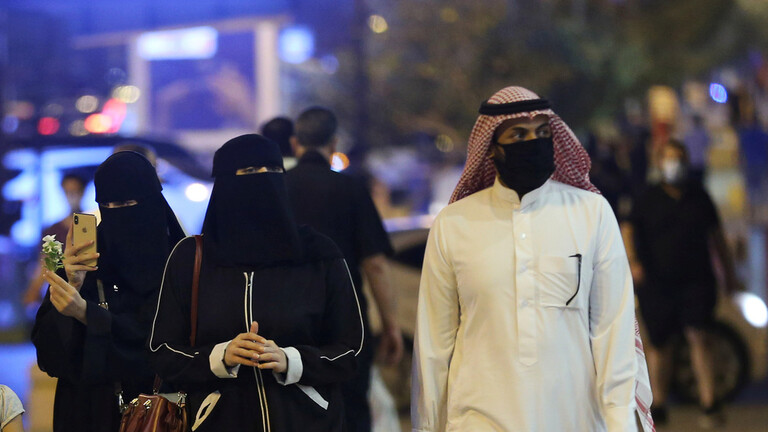 السعودية  ..  سيدة تنقل عدوى كورونا إلى 21 فرداً من أسرتها