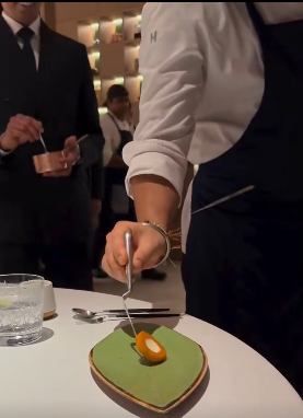 مطعم في دبي يلفت الأنظار بأسلوبه المميز في تقديم الأطباق - فيديو