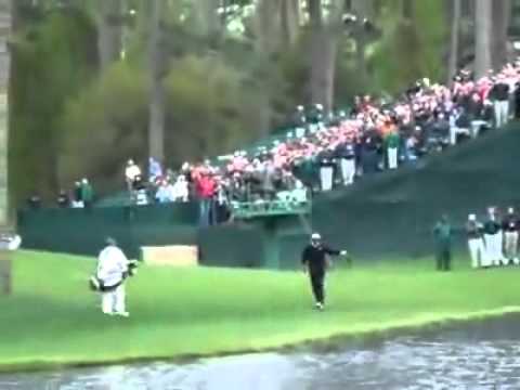 طابة غولف تسبح الى طريقها الى الحفرة