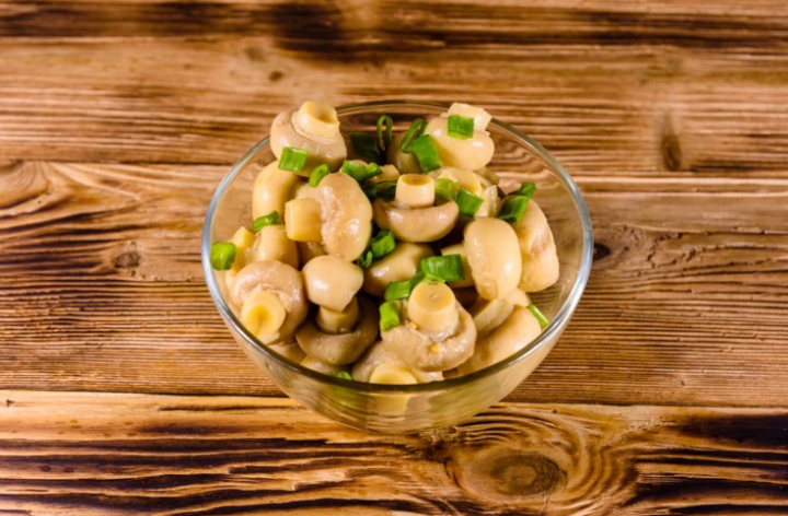 سلطة الفطر بالبقدونس