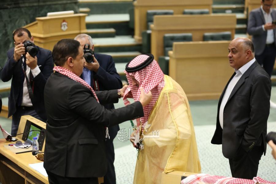 نواب يتزينون بالشماغ و العلم الاردني تحت القبة  ..  فيديو 