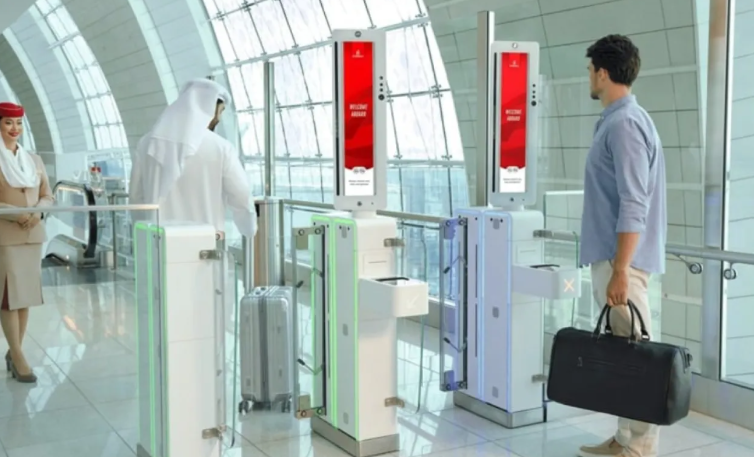 طيران الإمارات تلغي استخدام جواز السفر في مطار دبي