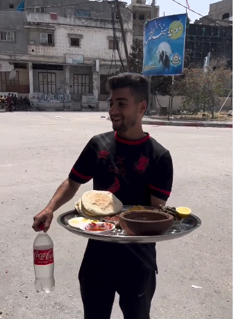 شاب من بيت لاهيا يحضر الطعام للصحفيين 