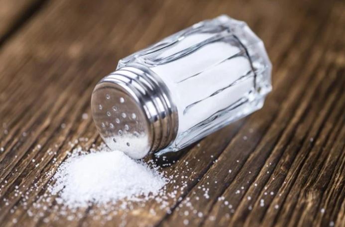 علماء : الملح يقلل من عمر الإنسان وهذه هي الكمية المناسبة يومياً