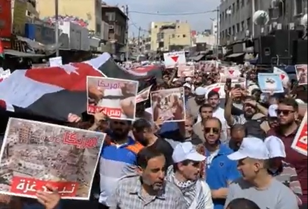  الآلاف في وسط البلد: يا الحكومة الأردنية ..  هاي الإرادة الشعبية