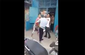 بالفيديو ..  شاهد شاب يصفع شرطيا وينزع شارته في تونس
