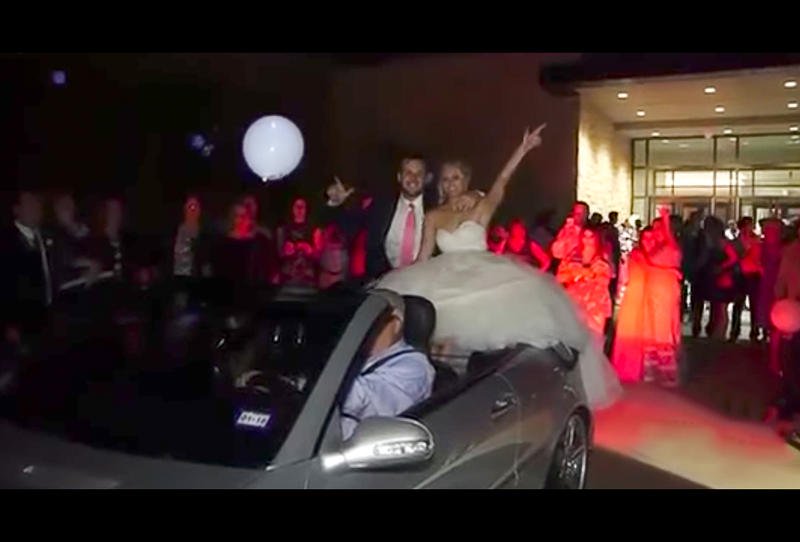 بالفيديو ..  بداية زواج سيئة ..  لحظة سقوط عروسين من سيارتهما بعد انتهاء حفل الزفاف
