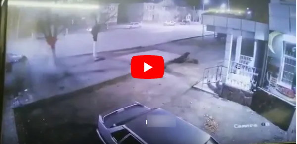 بالفيديو سائق مخمور يفقد السيطرة على سيارته و يرتطم بالشجرة 
