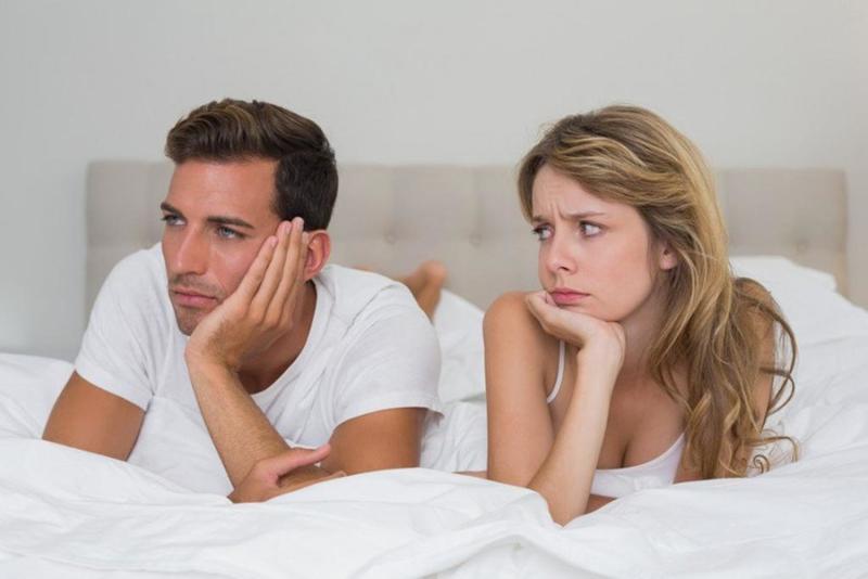 زوجة : زوجي بعيد عني كل البعد  ..  ويعاملني بجفا
