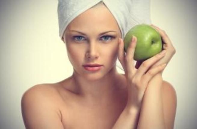 عزيزتي حواء: التفاح قد يغنيكِ عن مستحضرات التجميل!