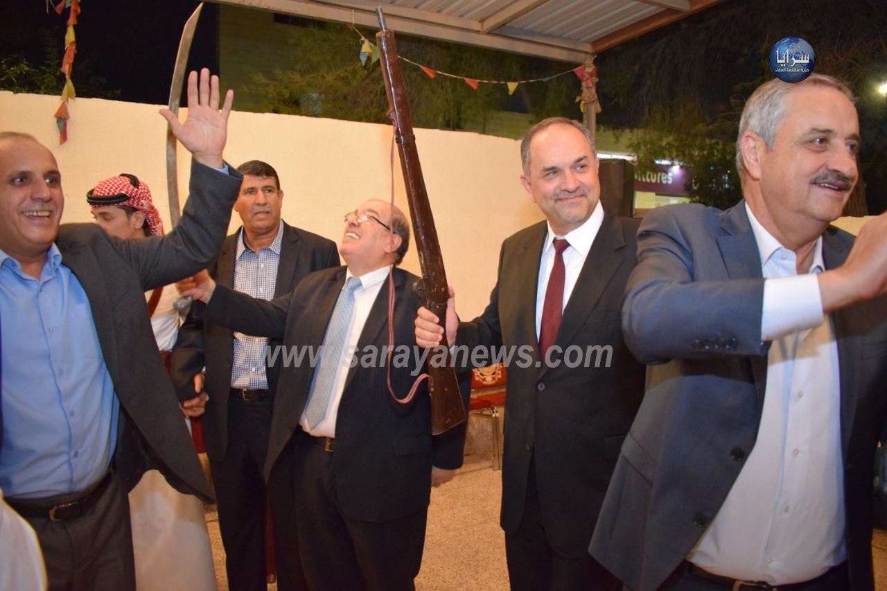 صورة وزير العدل وهو يحمل بندقيه تثير مواقع التواصل الاجتماعي 