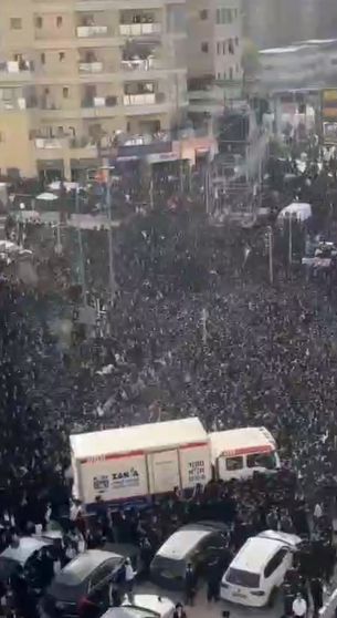 مظاهرات حاشدة لليهود الحريديم في القدس الغربية بسبب عدم سن قانون يعفيهم من الخدمة العسكرية - فيديو