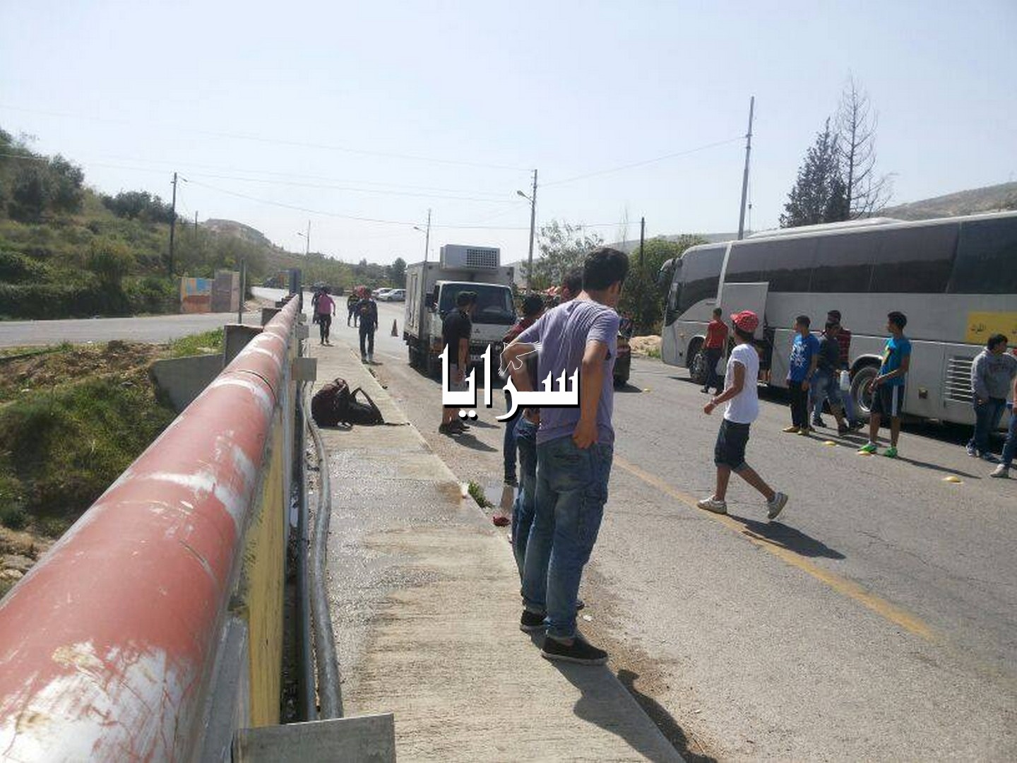 بالصور  ..  رحلة مدرسية تتعطل ساعتين على حاجز أمني لأجل مرور موكب