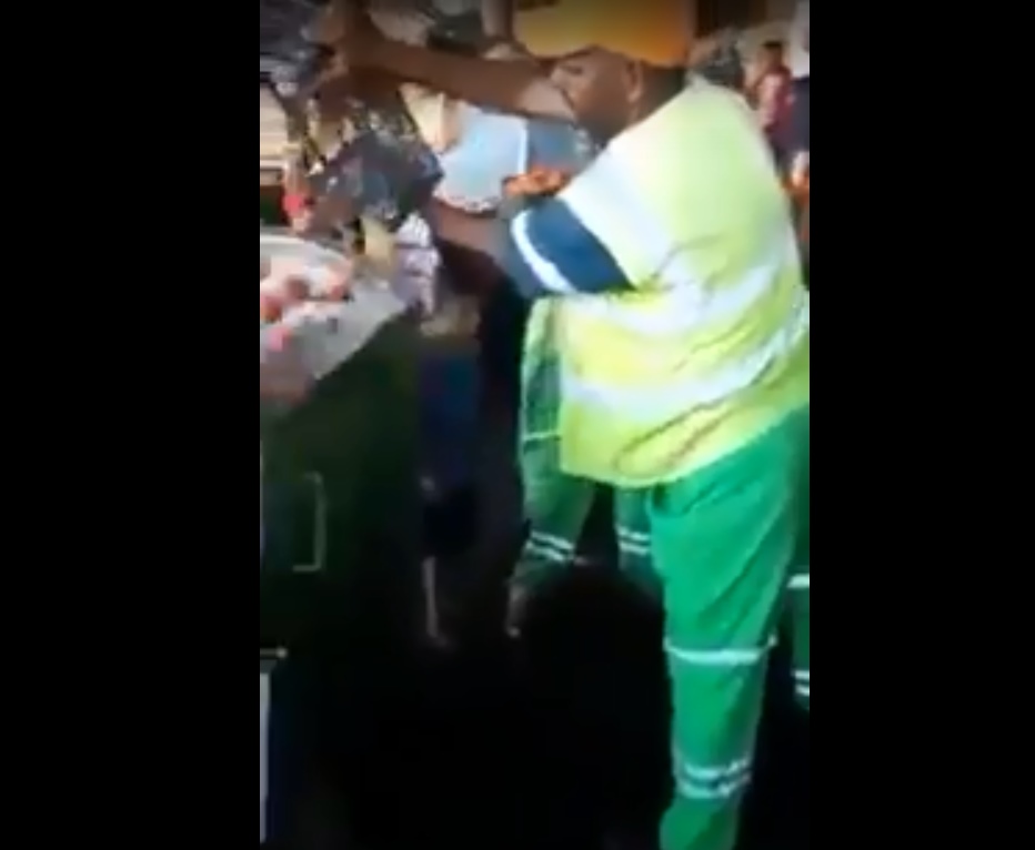 بالفيديو  ..  مزارعون يتلفون كميات من البندورة لانخفاض اسعارها في السوق المركزي 