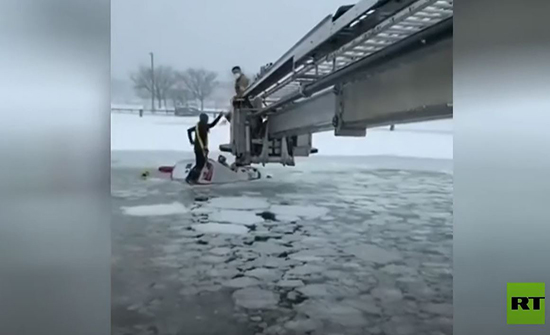 بالفيديو  : إنقاذ شخصين من شاحنة سقطت في بركة جليدية بالولايات المتحدة