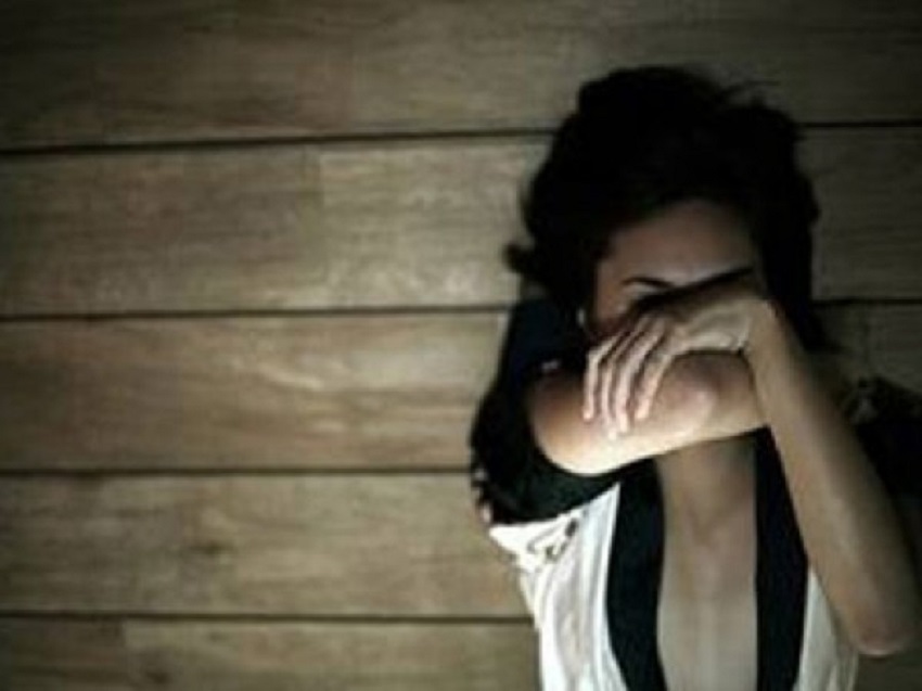 قصة صادمة  ..  بعد 15 عامًا رجل يكتشف خيانة زوجته واعترافها بإنجاب ابنتيه من عشيقها 