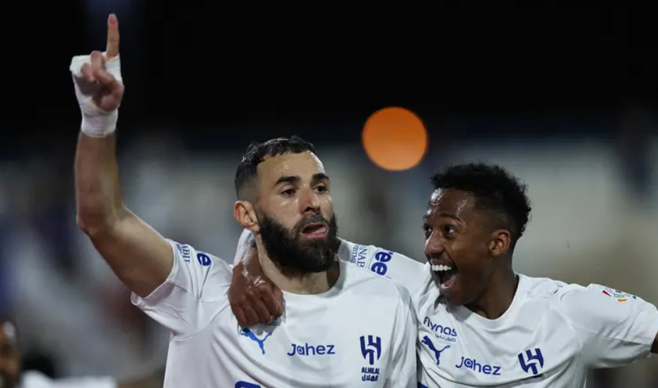 بنزيمة يبدأ مشواره مع الهلال بـ "هاتريك" في شباك الأخدود