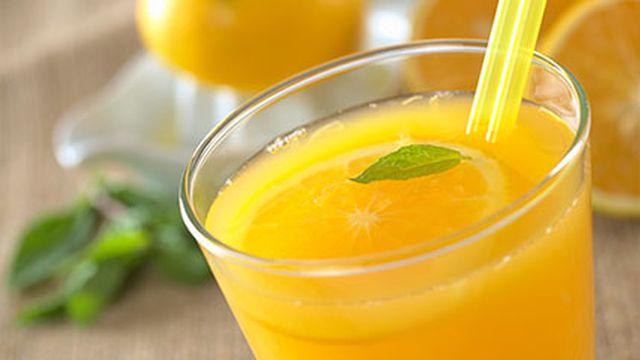منها خفض الكولسترول ..  فوائد صحية لعصير البرتقال