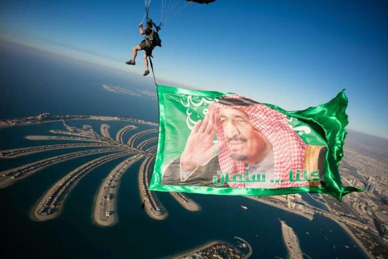 صورة خادم الحرمين تزين سماء دبي ..  قفز بها مظلي سعودي