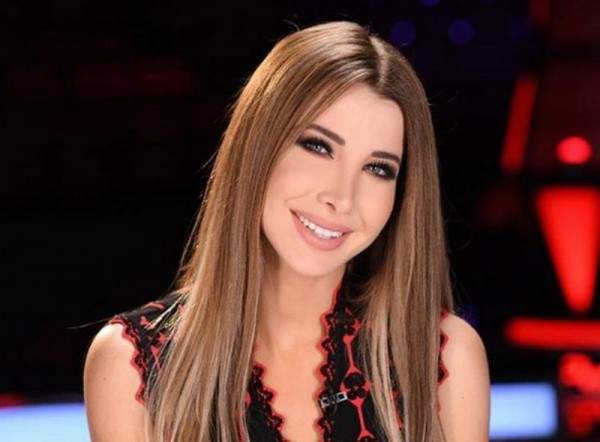 بالصورة  ..  نانسي عجرم تشعل المواقع بإطلالة طفولية أثناء تناولها الغداء ..  شاهدوا كيف بدت