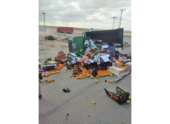 بالصور ..  حادث تصادم بين شاحنة و "ديانا" محملة بالفواكه على الطريق الصحراوي